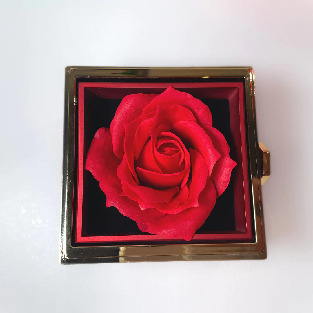 Lynn & Co™: Rozendoos met Gegraveerde Ketting