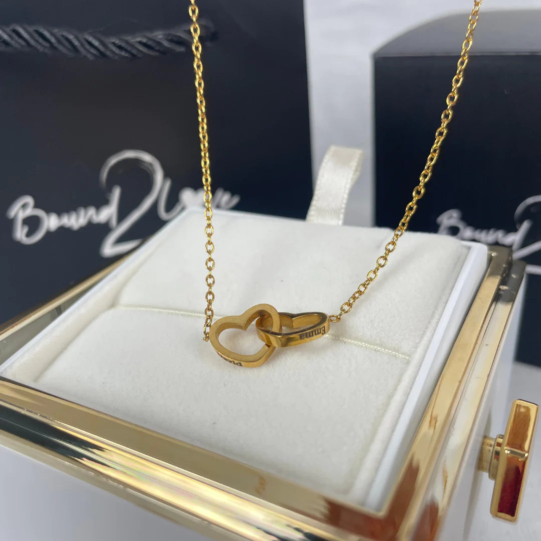 Lynn & Co™: Rozendoos met Gegraveerde Ketting