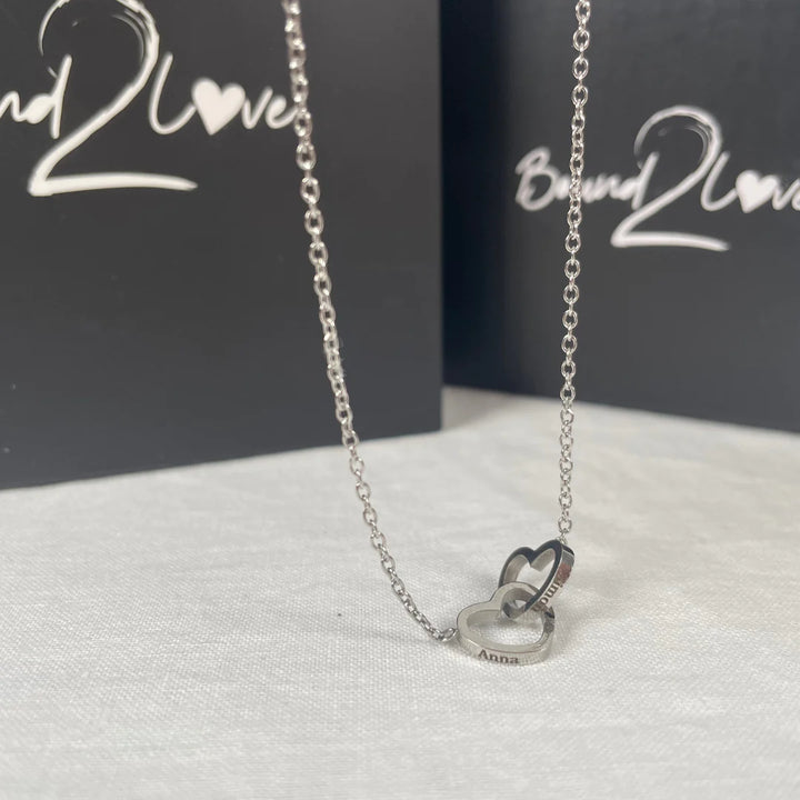 Lynn & Co™: Rozendoos met Gegraveerde Ketting