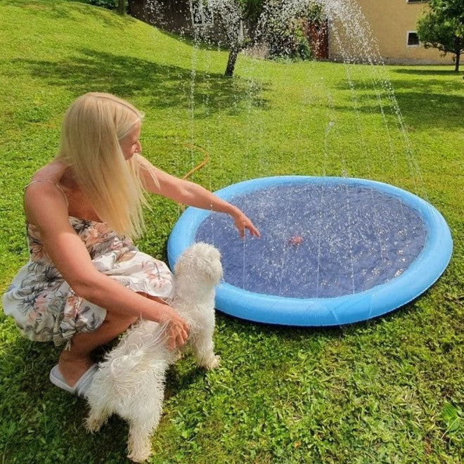WoofSplash™ - Verfrissend sproeisysteem voor uw huisdier