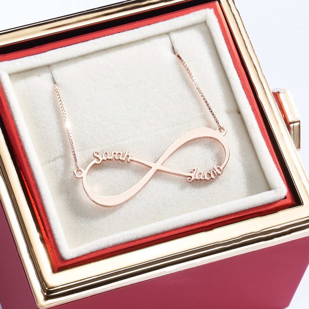 LYNN & CO: Eeuwige Rozenbox & Naamketting